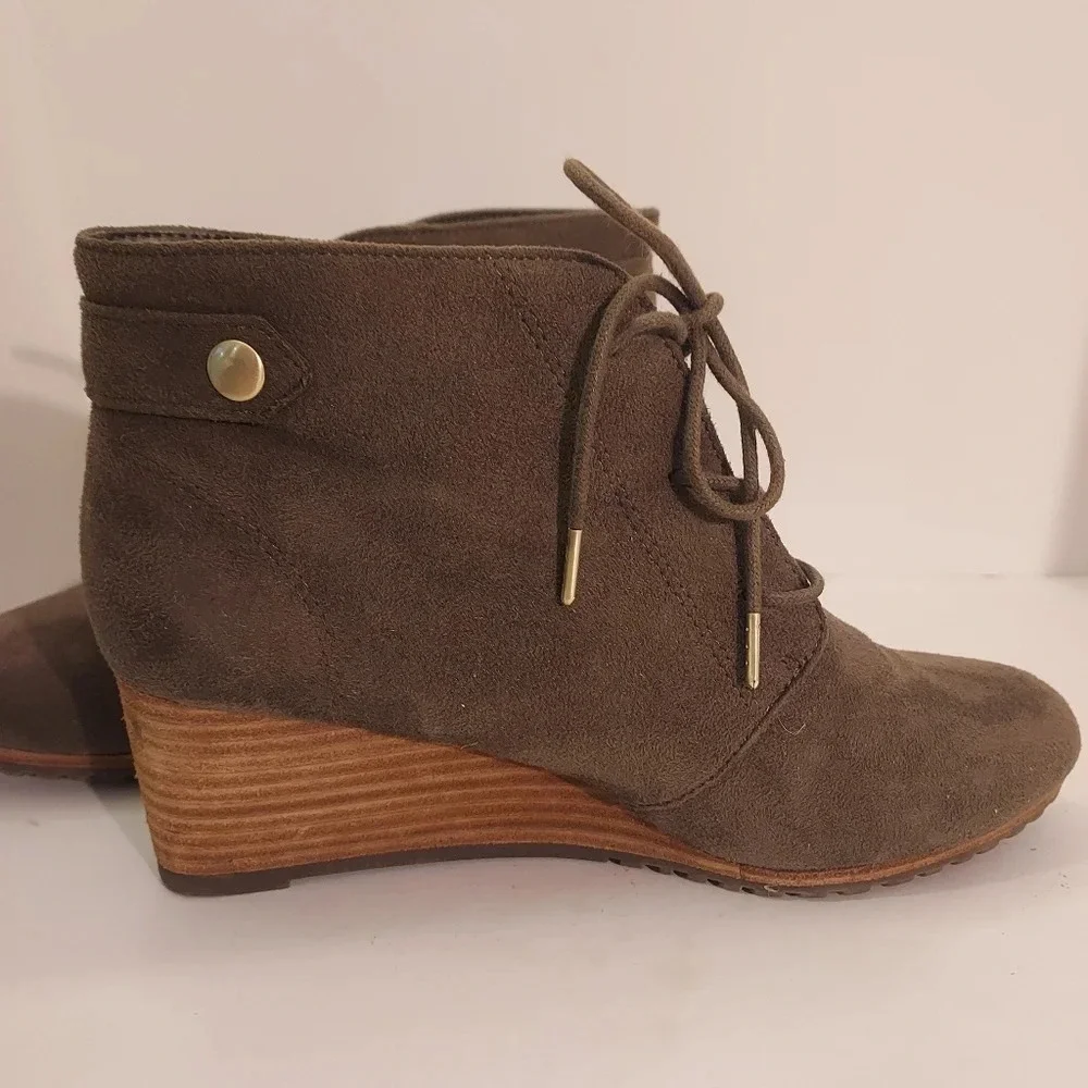 Dr. Scholl's Shoes Olive Green Microfiber Conquer Ankle Booties in Size 7.5M